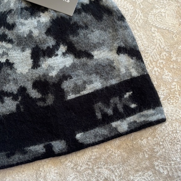 Brand New Michael Kors Black & Gray Camo Knit Beanie Hat Warm & Soft Winter Cap - Picture 3 of 11